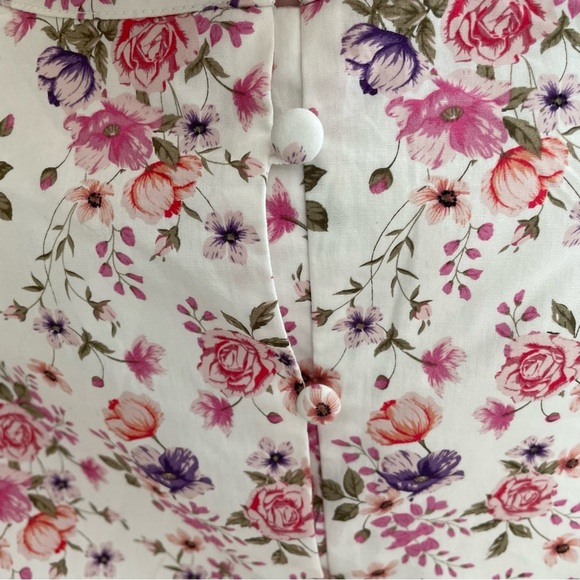 - Glamorous White Vintage Flower Crop Ruffled Blouse, NWT - Picture 7 of 13